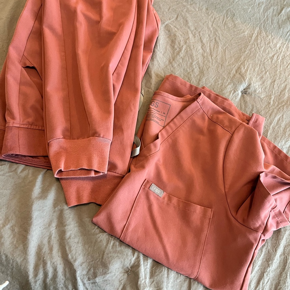 🤍Beautiful FIGS Mauve scrubs